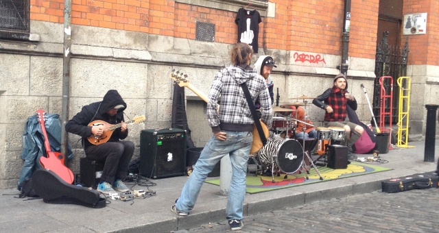 Banda nas ruas de Dublin